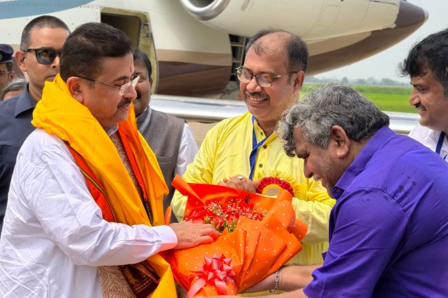 अंडाल एयरपोर्ट पर पांडेश्वर विधायक जितेंद्र कुमार तिवारी ने मुख्यमंत्री सुवेंदु अधिकारी का किया गर्मजोशी से स्वागत