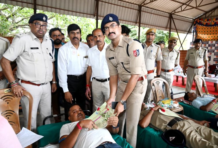 মানবিক উদ্যোগে বাঁকুড়া জেলা পুলিশ: রক্তদান শিবিরে ৭৪ জন পুলিশকর্মীর স্বেচ্ছায় রক্তদান