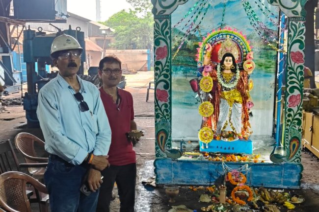 উৎসাহ-উদ্দীপনায় দুর্গাপুর ইস্পাত কারখানায় বিশ্বকর্মার আরাধনা