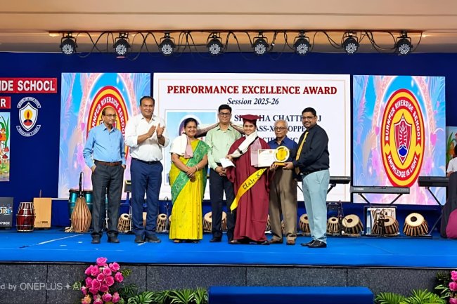 बर्नपुर रिवरसाइड स्कूल में वार्षिक पुरस्कार एवं स्कॉलर बैज वितरण समारोह