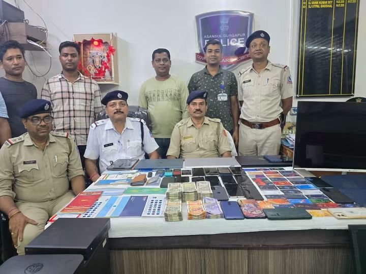 नीयामतपुर में साइबर अपराध के खिलाफ बड़ी कार्रवाई, 10 गिरफ्तार