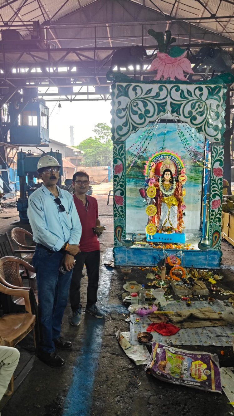 উৎসাহ-উদ্দীপনায় দুর্গাপুর ইস্পাত কারখানায় বিশ্বকর্মার আরাধনা