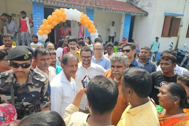 सेवा सेतु अभियान कैंप में पहुंचे पांडेश्वर विधायक जितेंद्र तिवारी