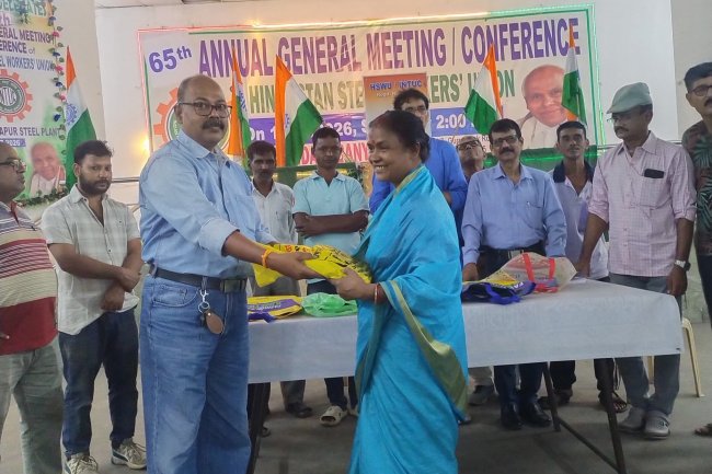আইএনটিইউসির অফিস কর্মীদের পুজো উপহার