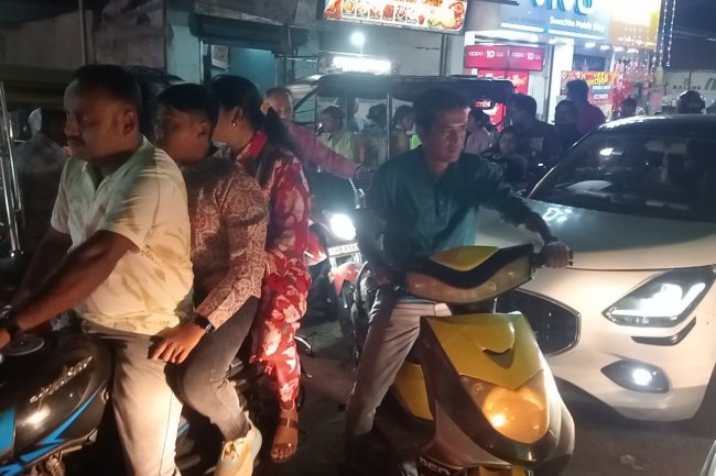    दुर्गापुर के 54 फुट खुदीराम मैदान में राम मंदिर बना आकर्षण का केंद्र, जाम से परेशान श्रद्धालु